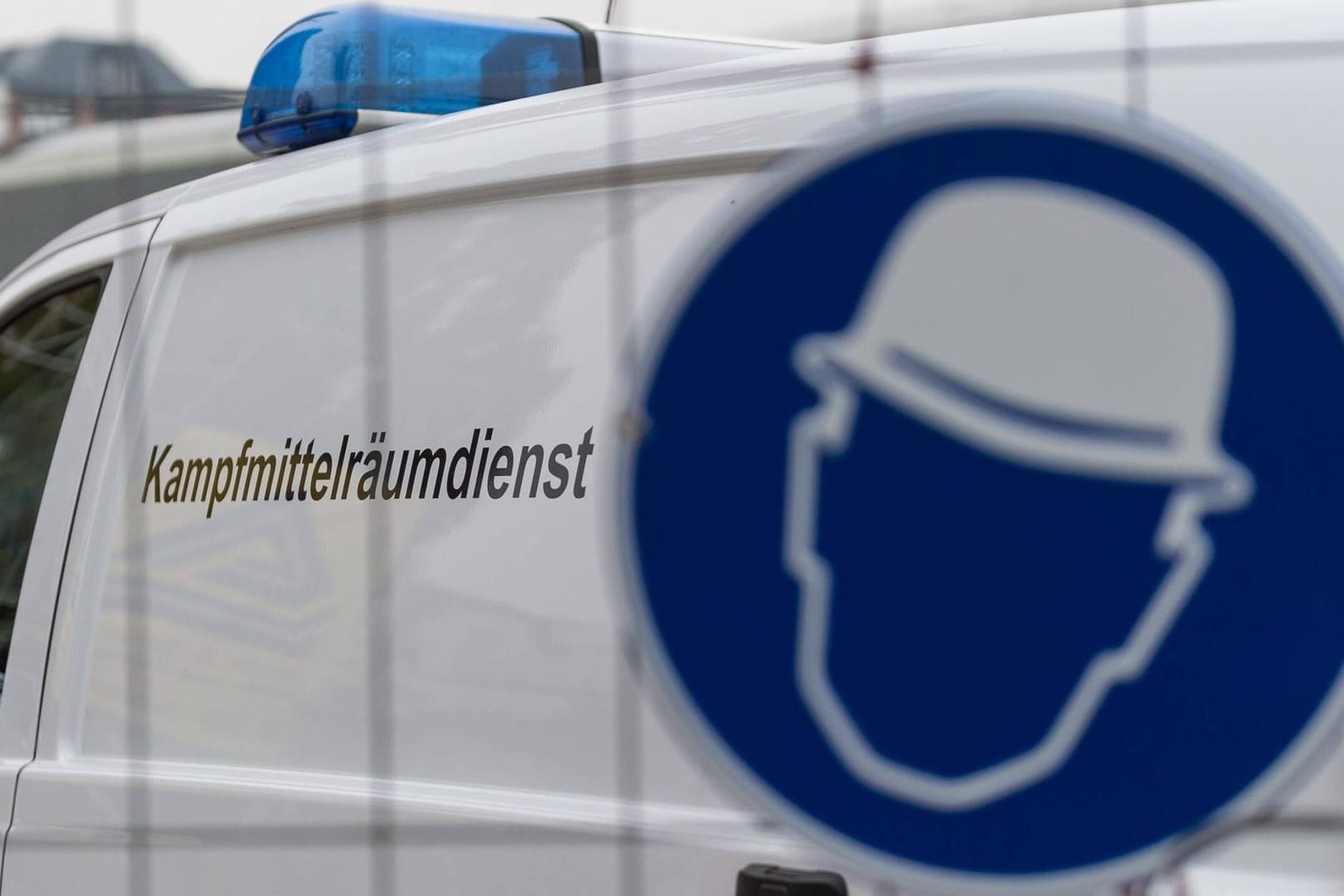 Der Kampfmittelräumdienst: Mitarbeiter bargen die Mine.