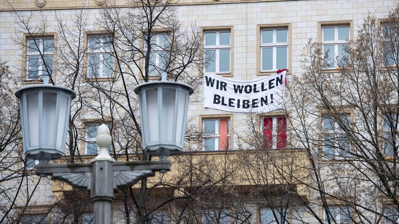 Protesttransparente hängen an den Wohnhäusern in der Karl-Marx-Allee in Berlin-Friedrichshain. Der Protest der Mieter richtet sich gegen die Deutsche Wohnen, die einen Großteil der Wohnungen kaufen möchte, wodurch massive Mieterhöhungen zu befürchten wären.