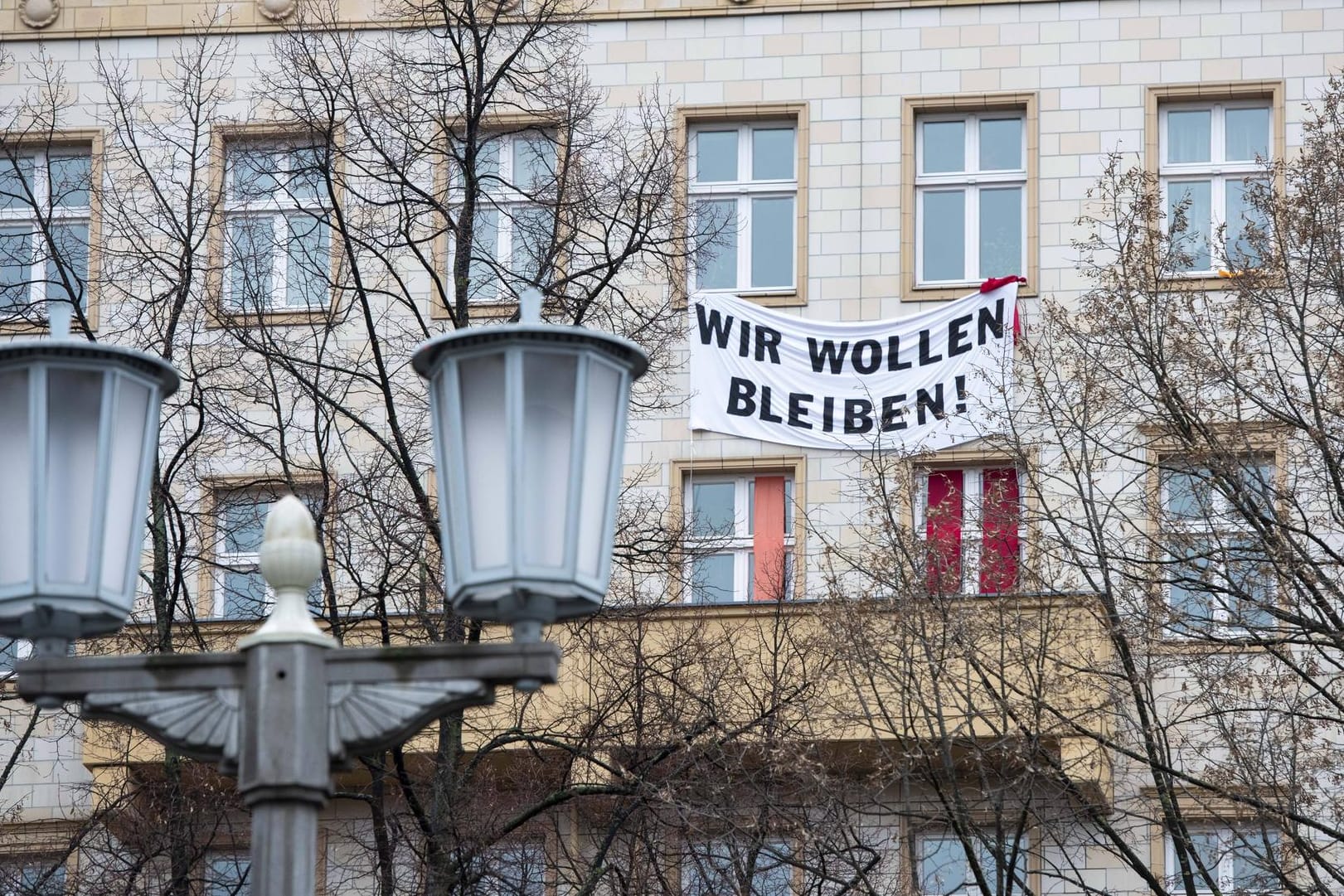 Protesttransparente hängen an den Wohnhäusern in der Karl-Marx-Allee in Berlin-Friedrichshain. Der Protest der Mieter richtet sich gegen die Deutsche Wohnen, die einen Großteil der Wohnungen kaufen möchte, wodurch massive Mieterhöhungen zu befürchten wären.