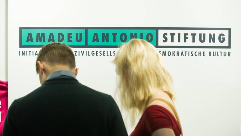 Stand der Amadeu-Antonio-Stiftung auf der Buchmesse in Frankfurt: Engagement gegen Rechtsextremismus und Fremdenfeindlichkeit.