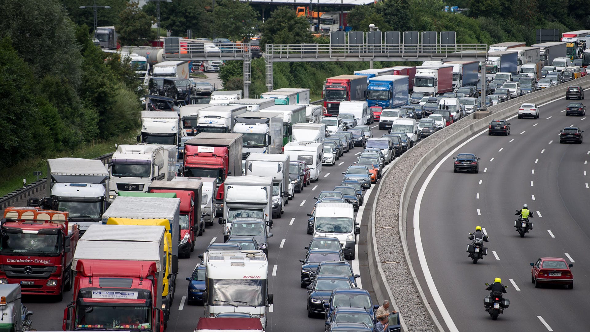 Stau auf der Autobahn: Im Durchschnitt gab es 2018 mehr als 2.000 Staus pro Tag, teilt der ADAC mit.