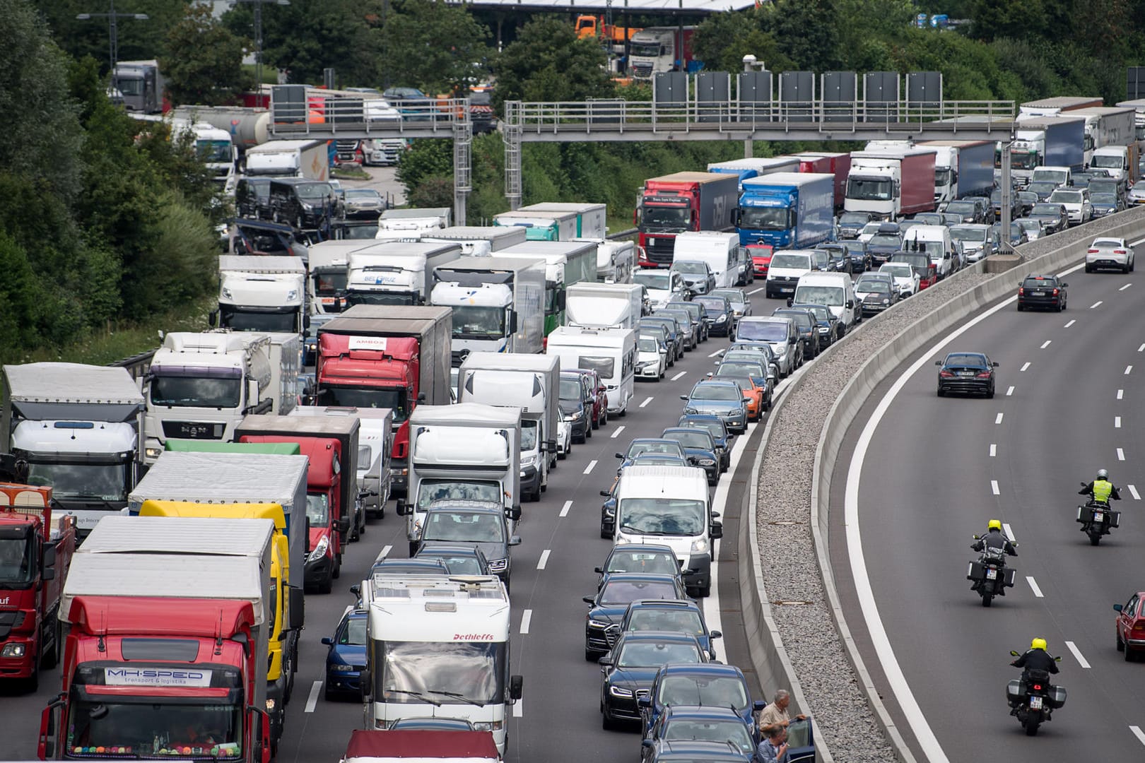 Stau auf der Autobahn: Im Durchschnitt gab es 2018 mehr als 2.000 Staus pro Tag, teilt der ADAC mit.