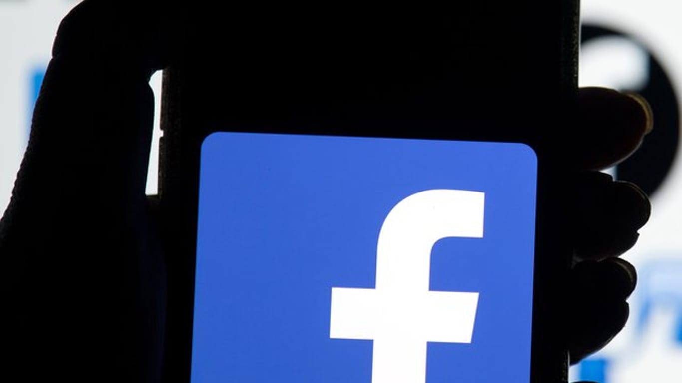 Das Facebook-Logo auf einem Smartphone: Das soziale Netzwerk hat mehrere Hundert von Russland aus organisierten Seiten und Accounts gesperrt.