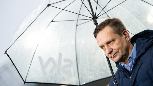 Hannovers Manager Horst Heldt darf nach den Spielen nichts mehr über den Videoschiedsrichter sagen. Hannovers Manager Horst Heldt darf nach den Spielen nichts mehr über den Videoschiedsrichter sagen.