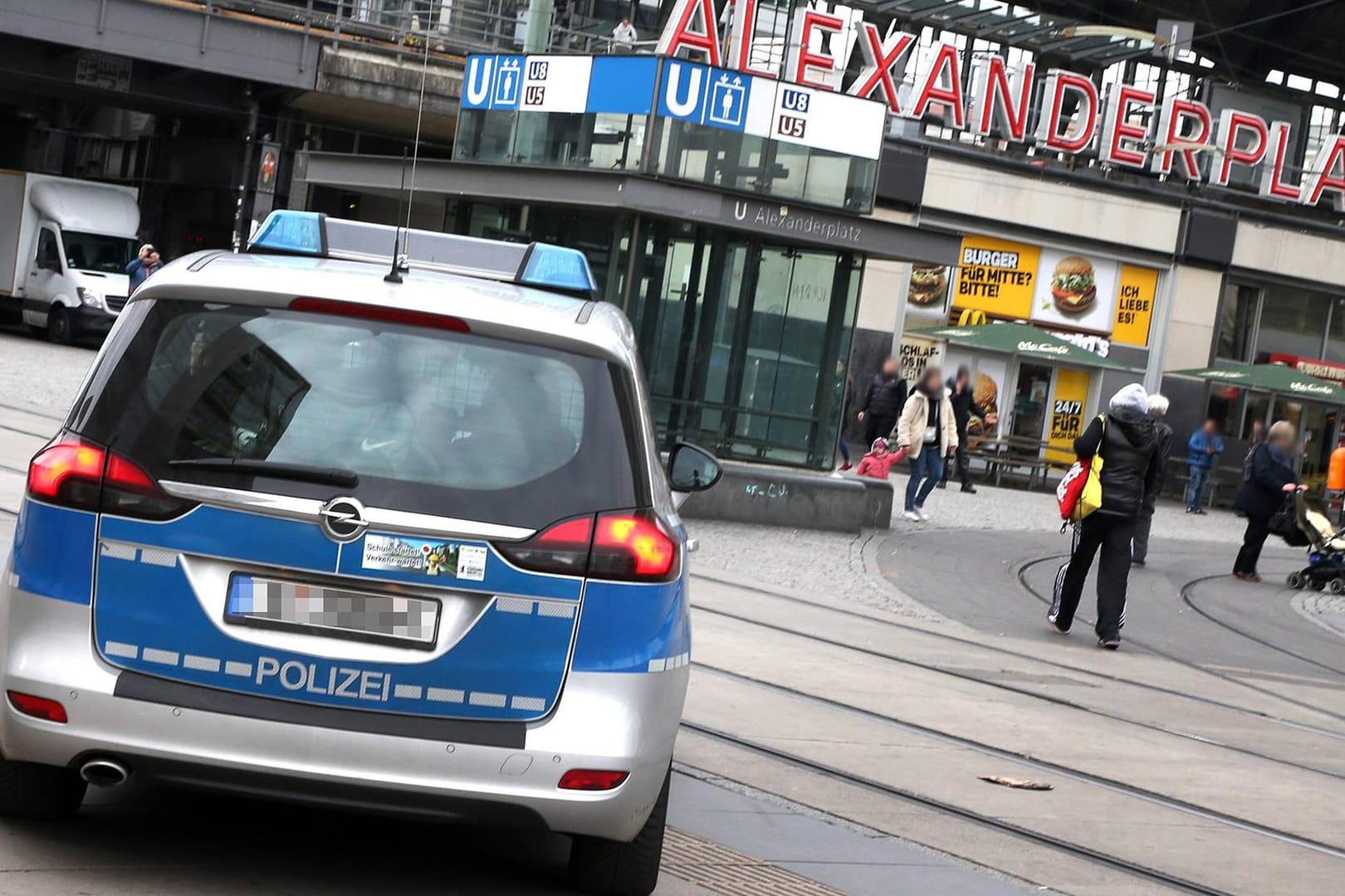 Waffenverbot am Bahnhof Alexanderplatz: Die Bundespolizei hatte das pauschale Verbot aller gefährlichen Gegenstände für eine dreimonatige Testphase in allen Zügen und auf den Berliner Bahnhöfen zwischen Zoo und Lichtenberg verhängt.