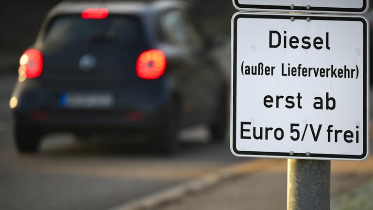 Diesel-Fahrverbotsschild in Stuttgart: Wie lange die Fahrverbote gelten werden, haben Experten berechnet.