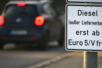 Diesel-Fahrverbotsschild in Stuttgart: Wie lange die Fahrverbote gelten werden, haben Experten berechnet.