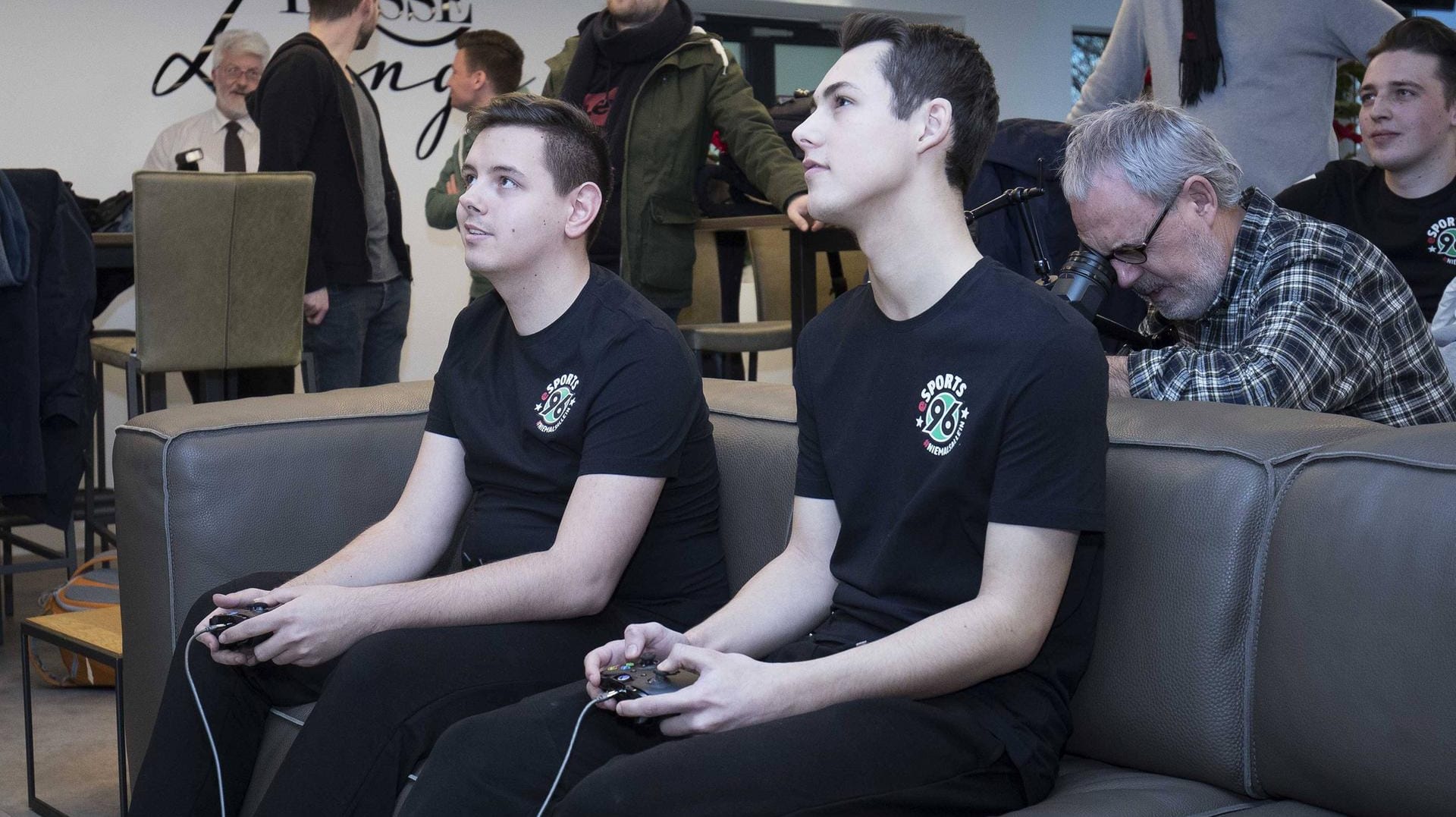 Zwei eSports-Profis von Hannover 96 an der Konsole: Laut einer neuen Studie sind eSportler sportlicher als gedacht.