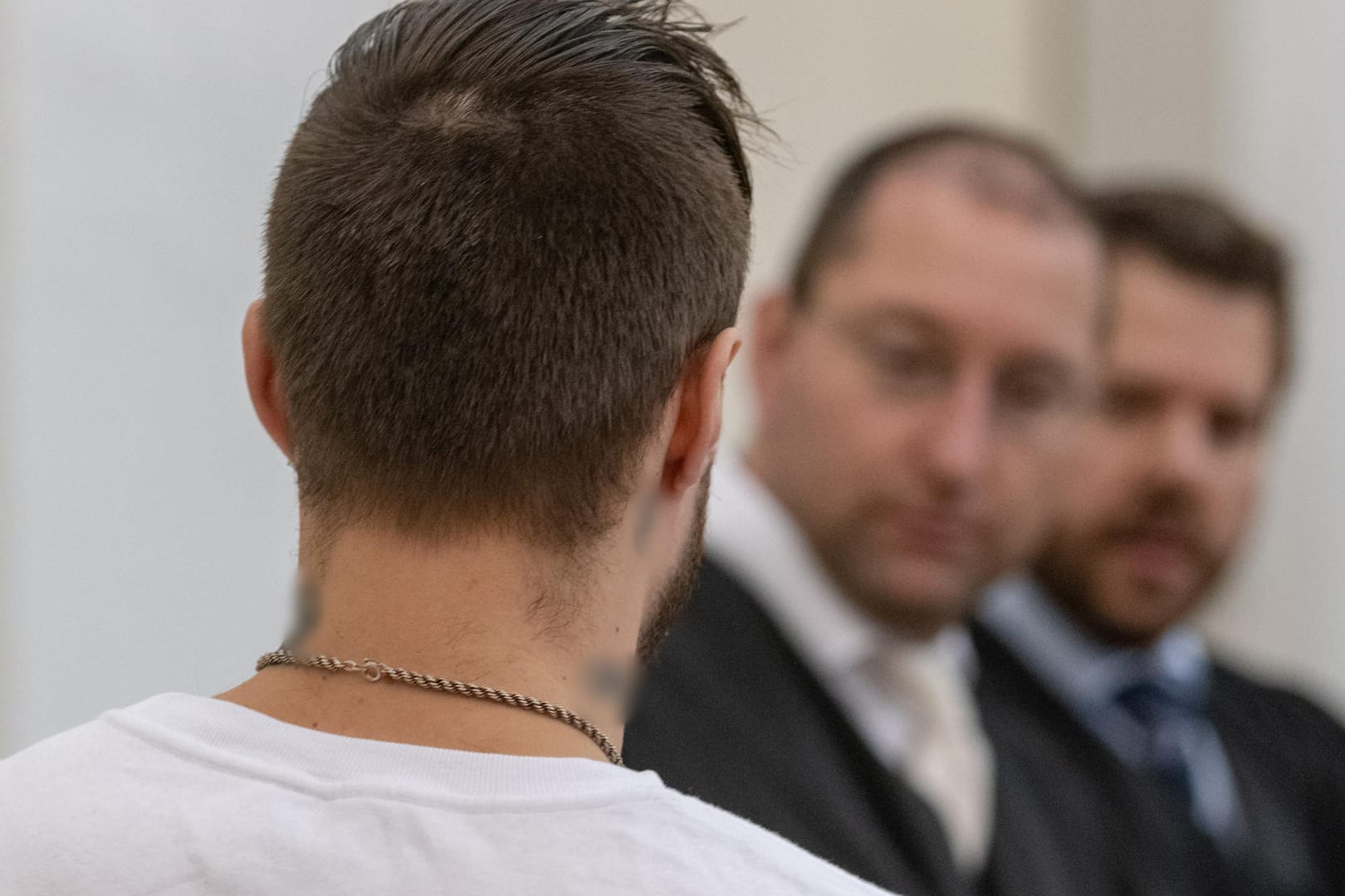 Ein Angeklagter im Passauer Landgerichts. Gegen zwei Beschuldigte wurde das Verfahren eingestellt.