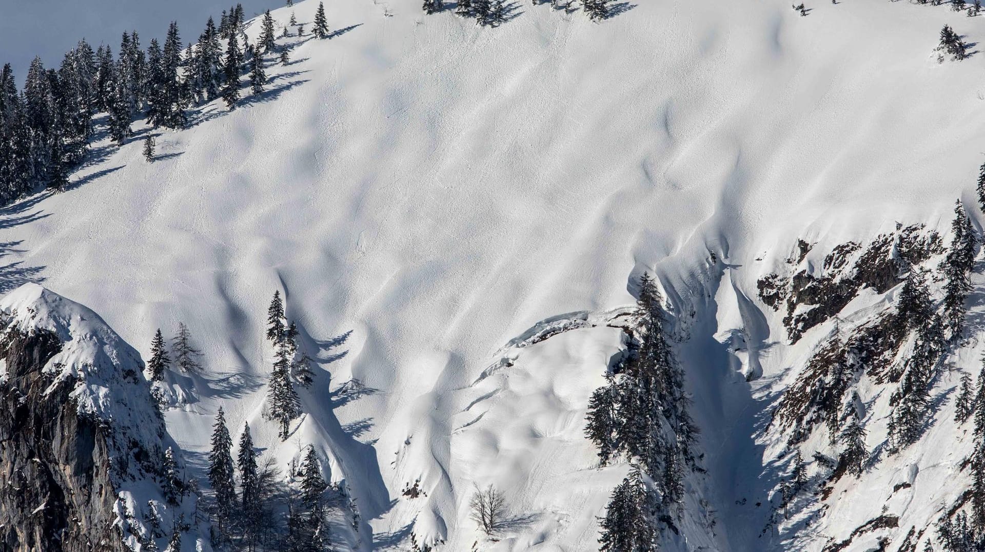 In der Mitte unten ist der gefährliche Riss in der Schneedecke zu sehen: Der Ortsteil Raiten ist wegen akuter Lawinengefahr seit Mittwoch evakuiert.