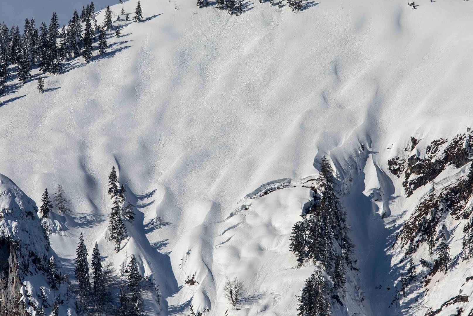 In der Mitte unten ist der gefährliche Riss in der Schneedecke zu sehen: Der Ortsteil Raiten ist wegen akuter Lawinengefahr seit Mittwoch evakuiert.