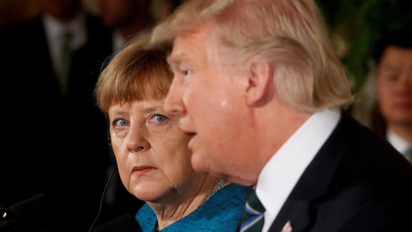 Im März 2017 besucht Bundeskanzlerin Angela Merkel ihren amerikanischen Kollegen das erste Mal in Washington. Während sie seinen Ausführungen folgt, entgleitet ihr scheinbar das Gesicht. Kein Wunder: Immer wieder polarisiert Donald Trump mit seinen Aussagen.