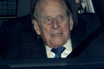 Prinz Philip: Trotz gesundheitlicher Probleme setzt sich der 97-Jährige regelmäßig ans Steuer.