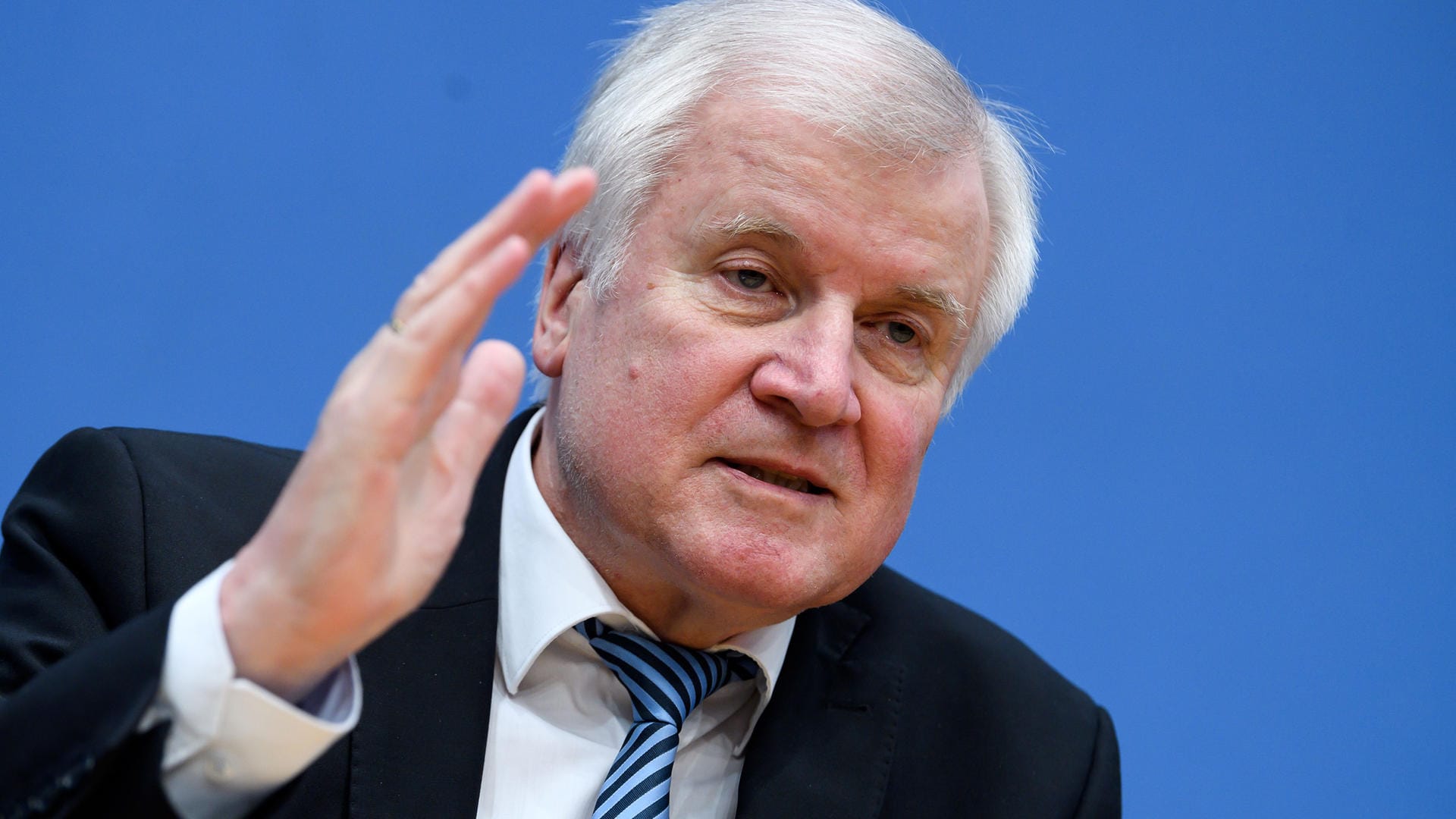 Horst Seehofer: Der Innenminister will das Untertauchen von Ausländern vor einer Abschiebung verhindern.