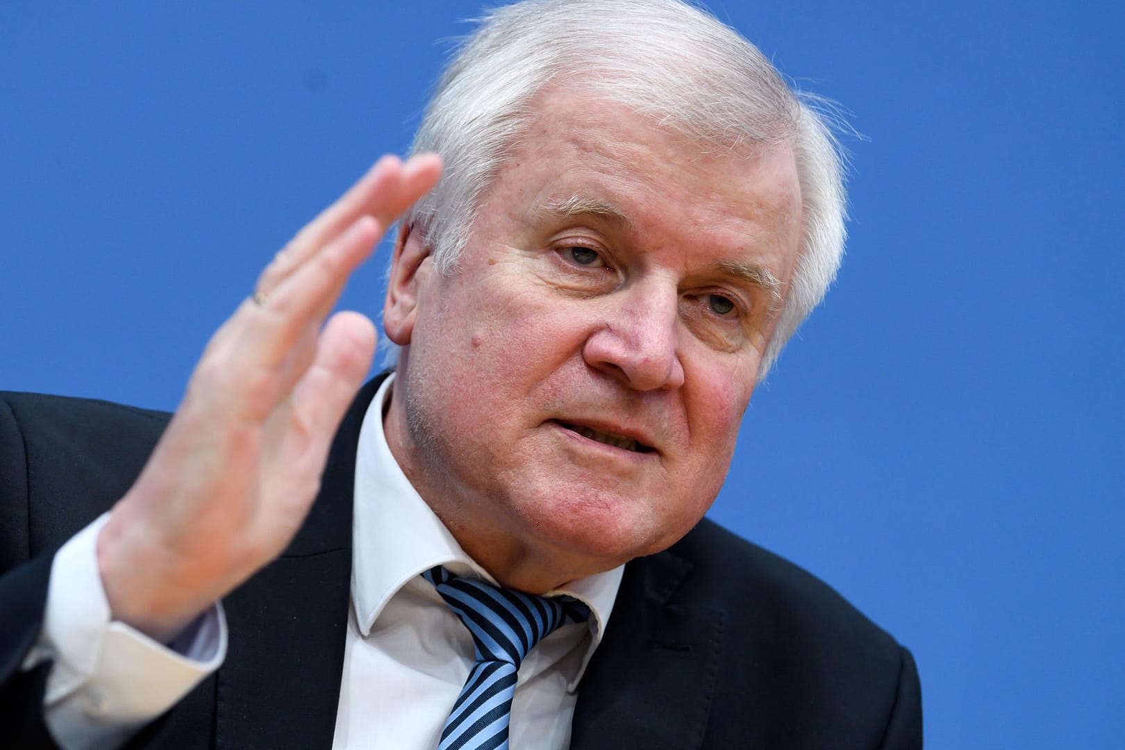 Horst Seehofer: Der Innenminister will das Untertauchen von Ausländern vor einer Abschiebung verhindern.