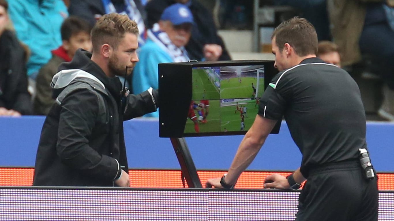 Am Spielfeldrand stehen den Schiedsrichtern Bilder zur Verfügung.