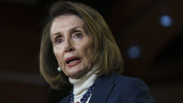 Nancy Pelosi, Sprecherin des US-Repräsentantenhauses, soll lieber mit ihm in den USA über eine Lösung im Etatstreit verhandeln anstatt eine (Dienst-)Reise zu unternehmen, findet US-Präsident Trump.