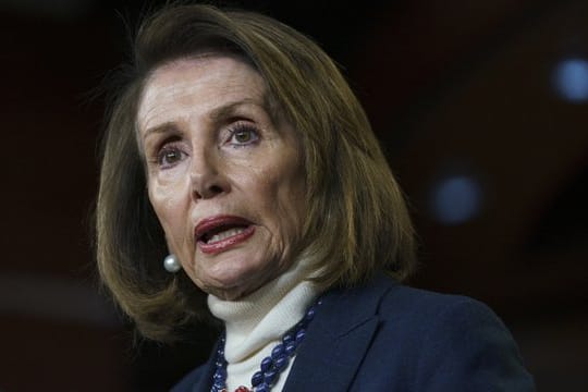 Nancy Pelosi, Sprecherin des US-Repräsentantenhauses, soll lieber mit ihm in den USA über eine Lösung im Etatstreit verhandeln anstatt eine (Dienst-)Reise zu unternehmen, findet US-Präsident Trump.