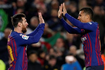 Lionel Messi und Jeison Murillo feiern den Einzug in die nächste Runde.