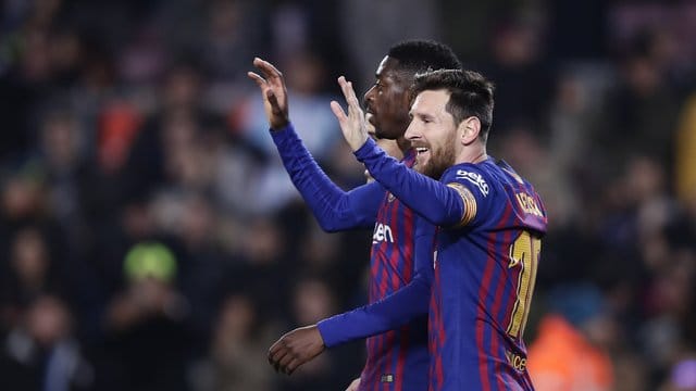 Barcelonas Stars Ousmane Dembélé und Lionel Messi (r) jubeln über den Sieg gegen Levante.