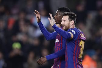 Barcelonas Stars Ousmane Dembélé und Lionel Messi (r) jubeln über den Sieg gegen Levante.