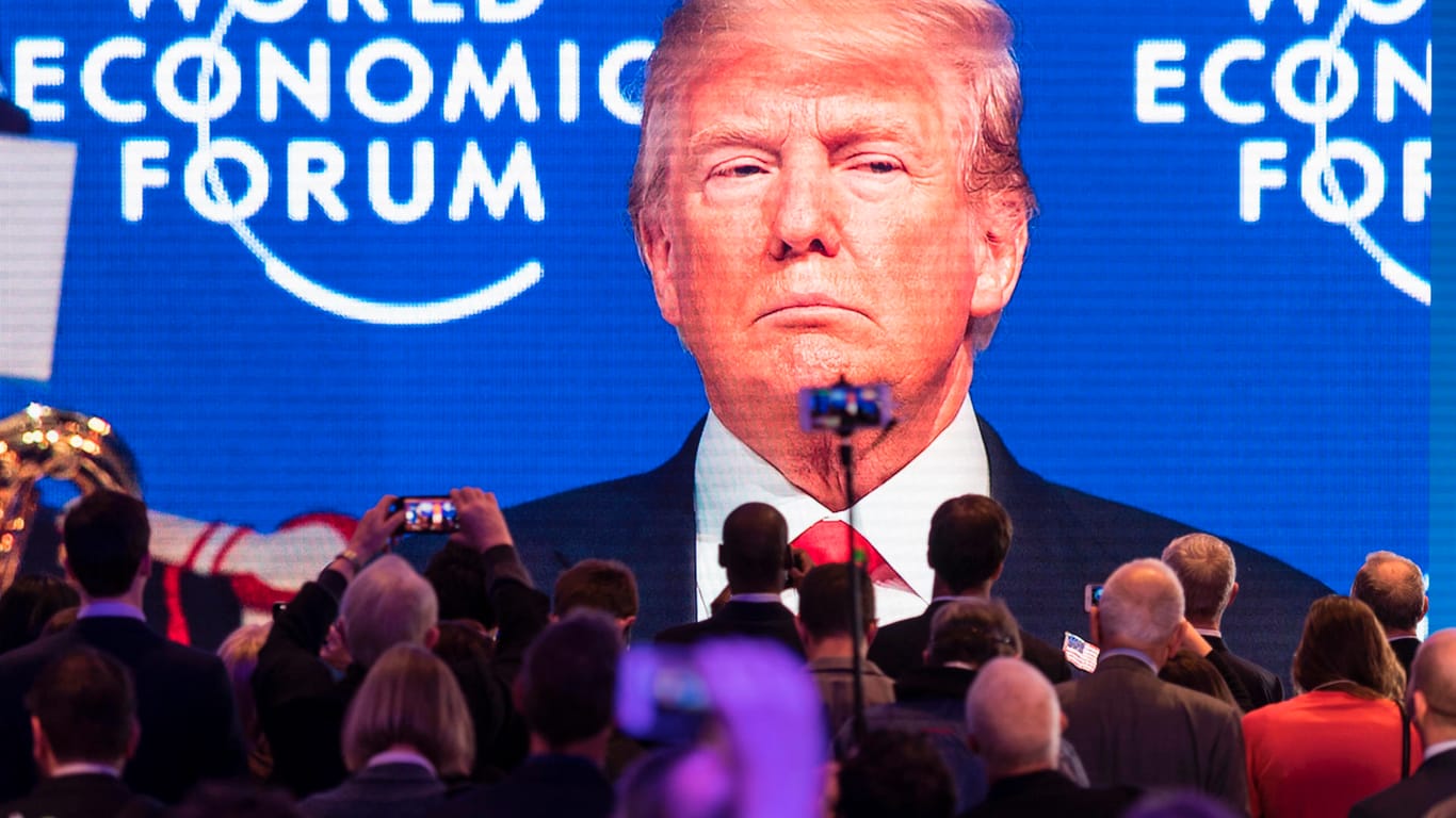 Übertragung der Rede von US-Präsident Donald Trump auf einem großen Bildschirm beim 48. Weltwirtschaftsforums: Dieses Jahr wird keine US-Delegation zum Weltwirtschaftsforum in die Alpen reisen.