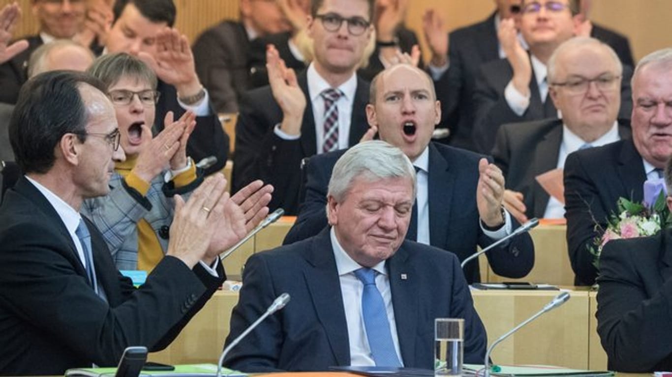 Nach seiner Wahl zum Ministerpräsidenten wird Volker Bouffier (CDU) von Fraktionskollegen bejubelt und beklatscht.