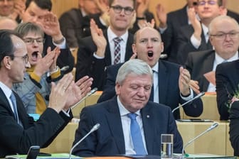 Nach seiner Wahl zum Ministerpräsidenten wird Volker Bouffier (CDU) von Fraktionskollegen bejubelt und beklatscht.