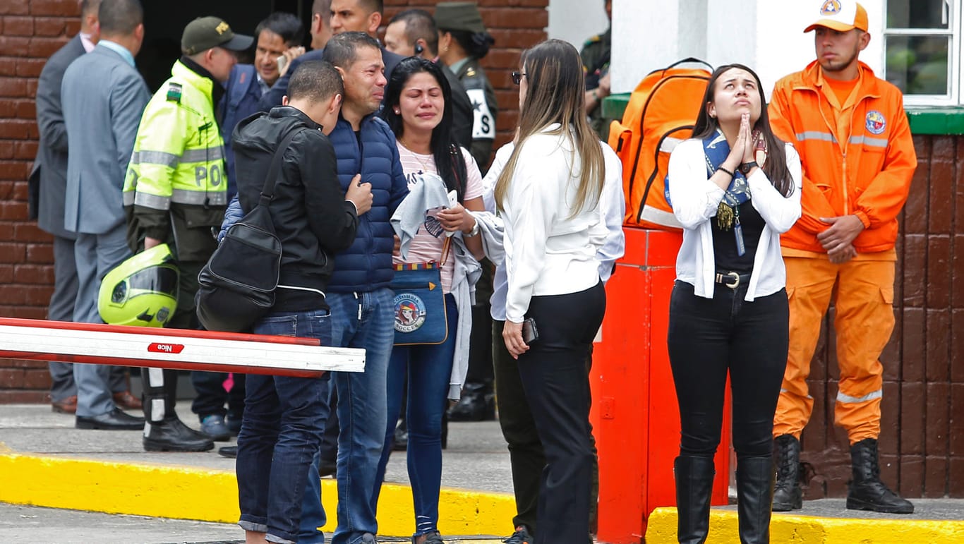 Angehörige von Opfern des Anschlags vor der Polizeischule General Santander in Bogotá: Die kleine Guerillagruppe ELN kämpft noch immer gegen den kolumbianischen Staat.