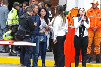 Angehörige von Opfern des Anschlags vor der Polizeischule General Santander in Bogotá: Die kleine Guerillagruppe ELN kämpft noch immer gegen den kolumbianischen Staat.