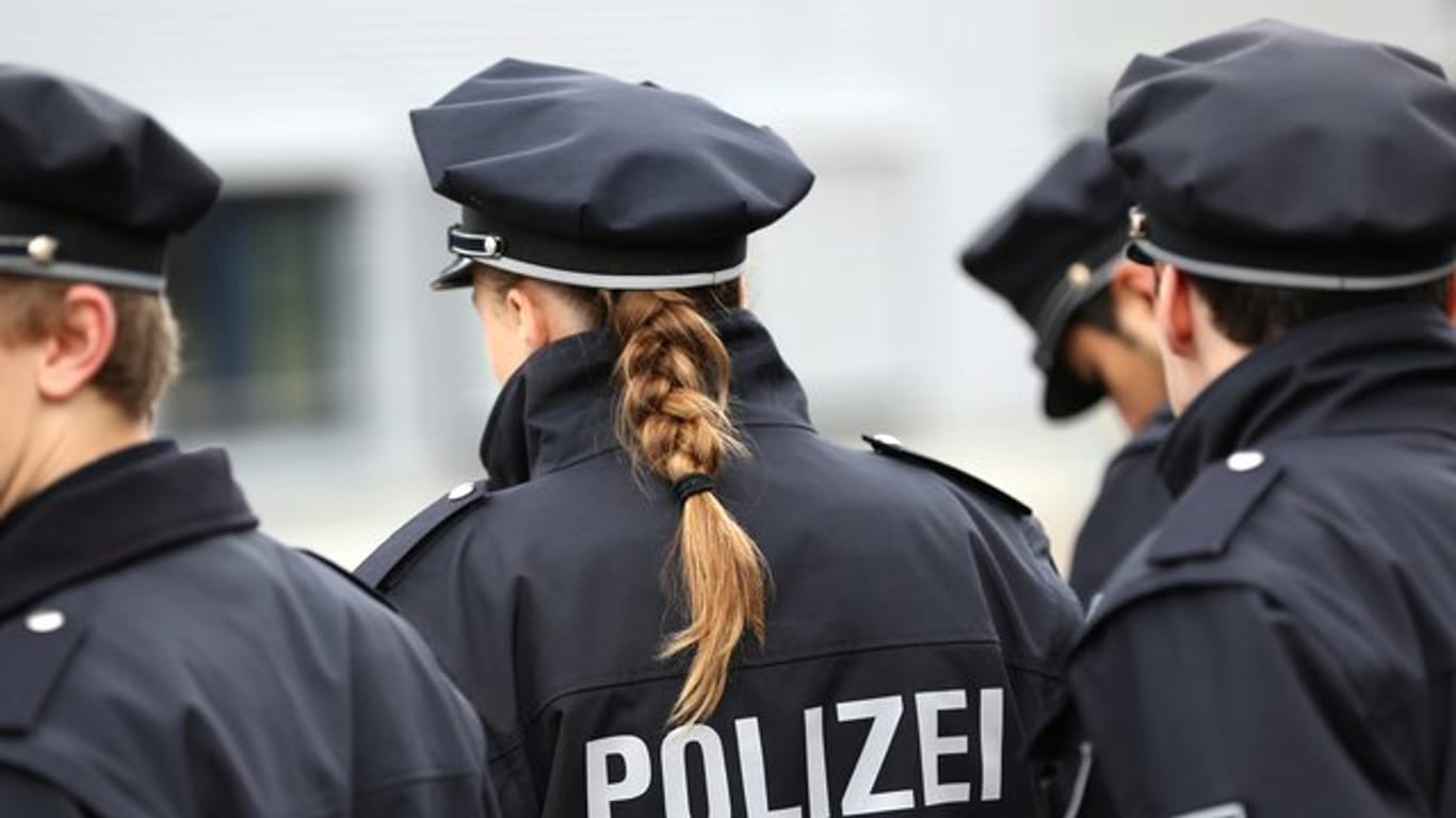 Auszubildende der Polizeischule beobachten einen Einsatz (Archivbild): In NRW soll ein neues Verfahren für mehr Zuwachs für die Einsatzkräfte sorgen.