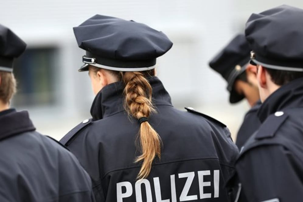 Auszubildende der Polizeischule beobachten einen Einsatz (Archivbild): In NRW soll ein neues Verfahren für mehr Zuwachs für die Einsatzkräfte sorgen.