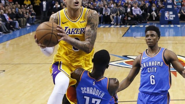 Dennis Schröder (M) hat gegen Kyle Kuzma (l) das Nachsehen.