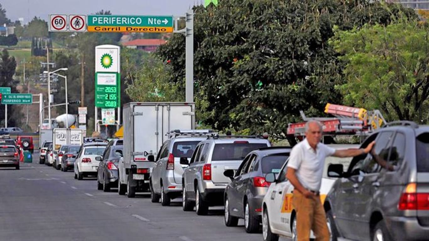In langer Schlange warten Autofahrer im mexikanischen Guadalajara auf einen "Platz an der Tanksäule".