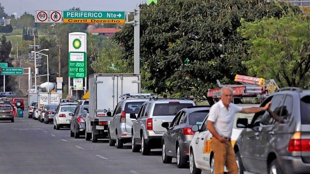 In langer Schlange warten Autofahrer im mexikanischen Guadalajara auf einen "Platz an der Tanksäule". In langer Schlange warten Autofahrer im mexikanischen Guadalajara auf einen "Platz an der Tanksäule".