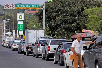 In langer Schlange warten Autofahrer im mexikanischen Guadalajara auf einen "Platz an der Tanksäule".