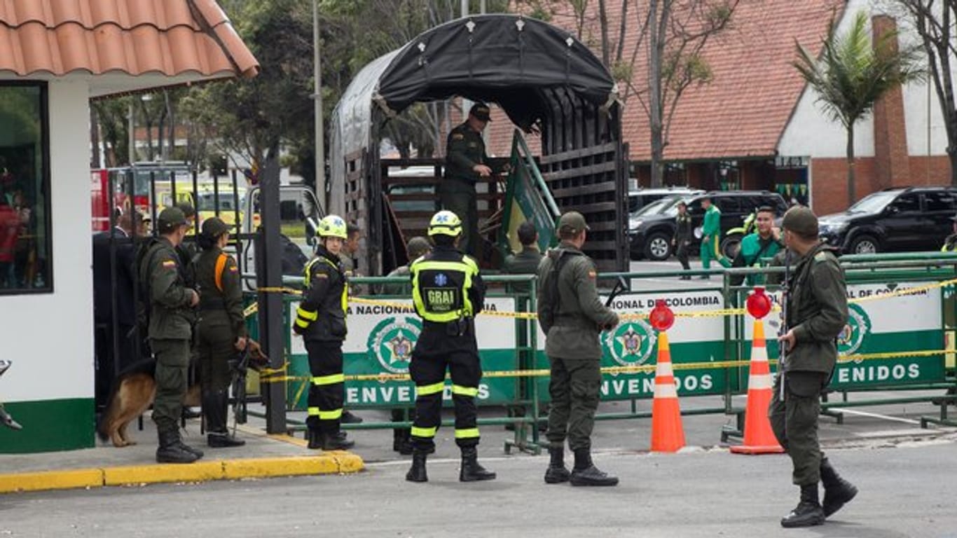 Sicherheitskräfte nach dem Bombenanschlag in der Polizeischule General Santander in Bogota.