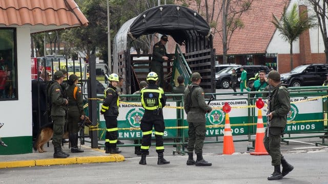Sicherheitskräfte nach dem Bombenanschlag in der Polizeischule General Santander in Bogota.