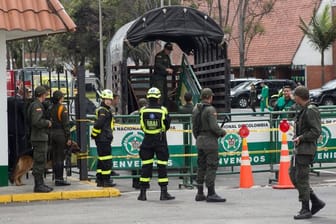 Sicherheitskräfte nach dem Bombenanschlag in der Polizeischule General Santander in Bogota.