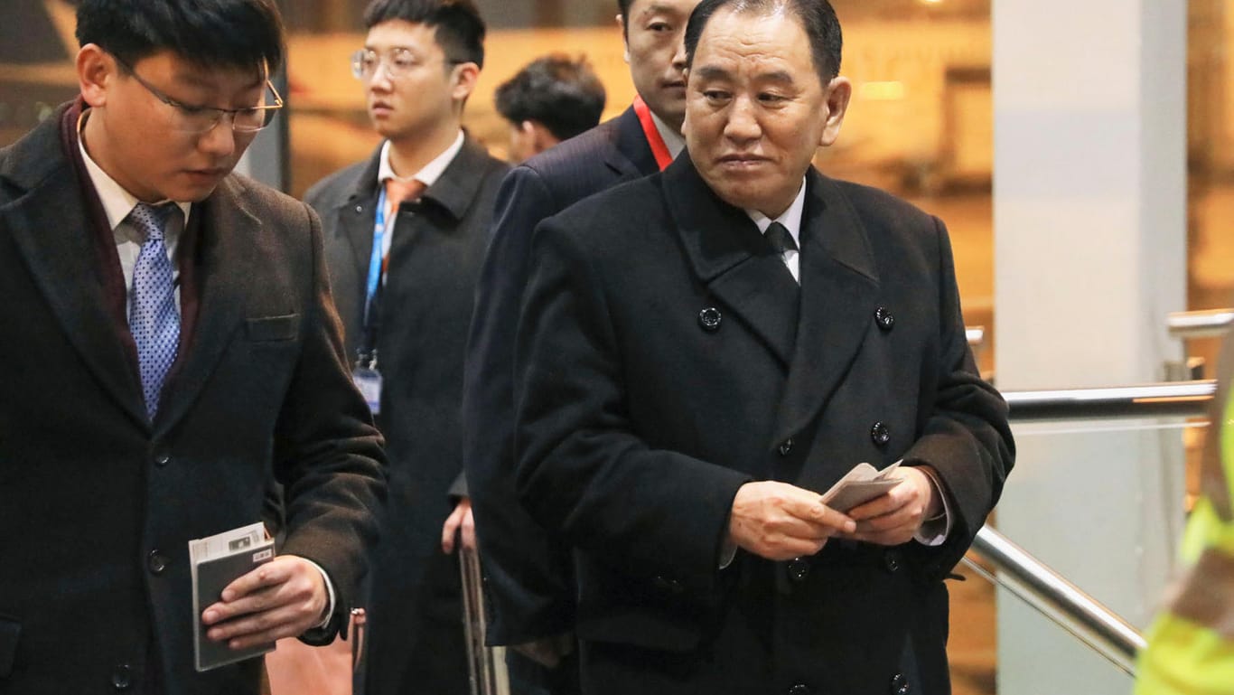 Kim Yong Chol (r.) am Internationalen Flughafen Beijing: Der Vertraute von Kim Jong Un ist am Donnerstagabend in Washington eingetroffen.