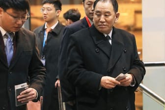Kim Yong Chol (r.) am Internationalen Flughafen Beijing: Der Vertraute von Kim Jong Un ist am Donnerstagabend in Washington eingetroffen.