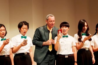Rainald Grebe hat thailändischen Studentinnen in einem mehrtägigen Kurs deutsche Popsongs und Volkslieder beigebracht.