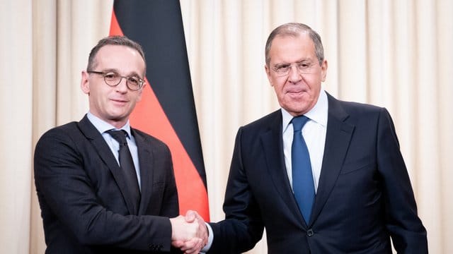 Bundesaußenminister Heiko Maas (l) wird von seinem russischen Amtskollegen Sergej Lawrow in Moskau begrüßt.