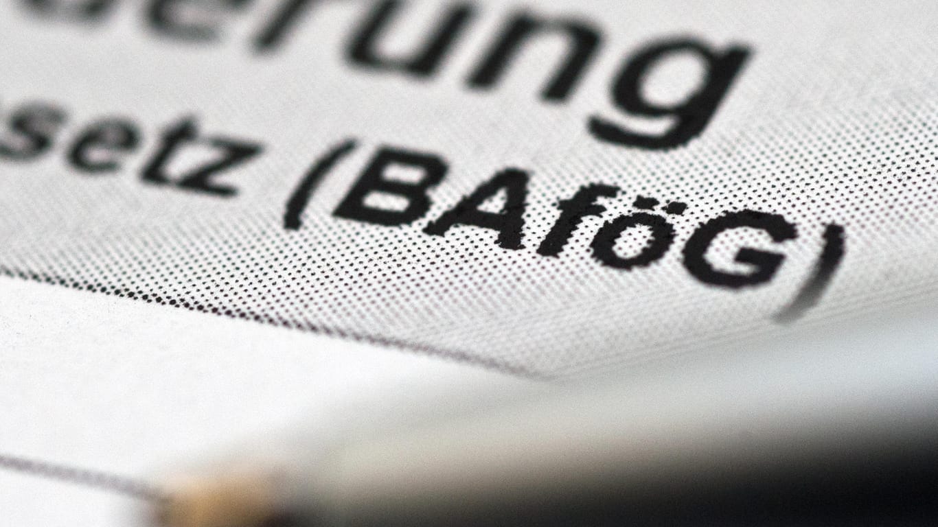 Ein Antrag für Bafög: Studenten und Schüler sollen ab Mitte 2019 deutlich mehr Bafög bekommen können.