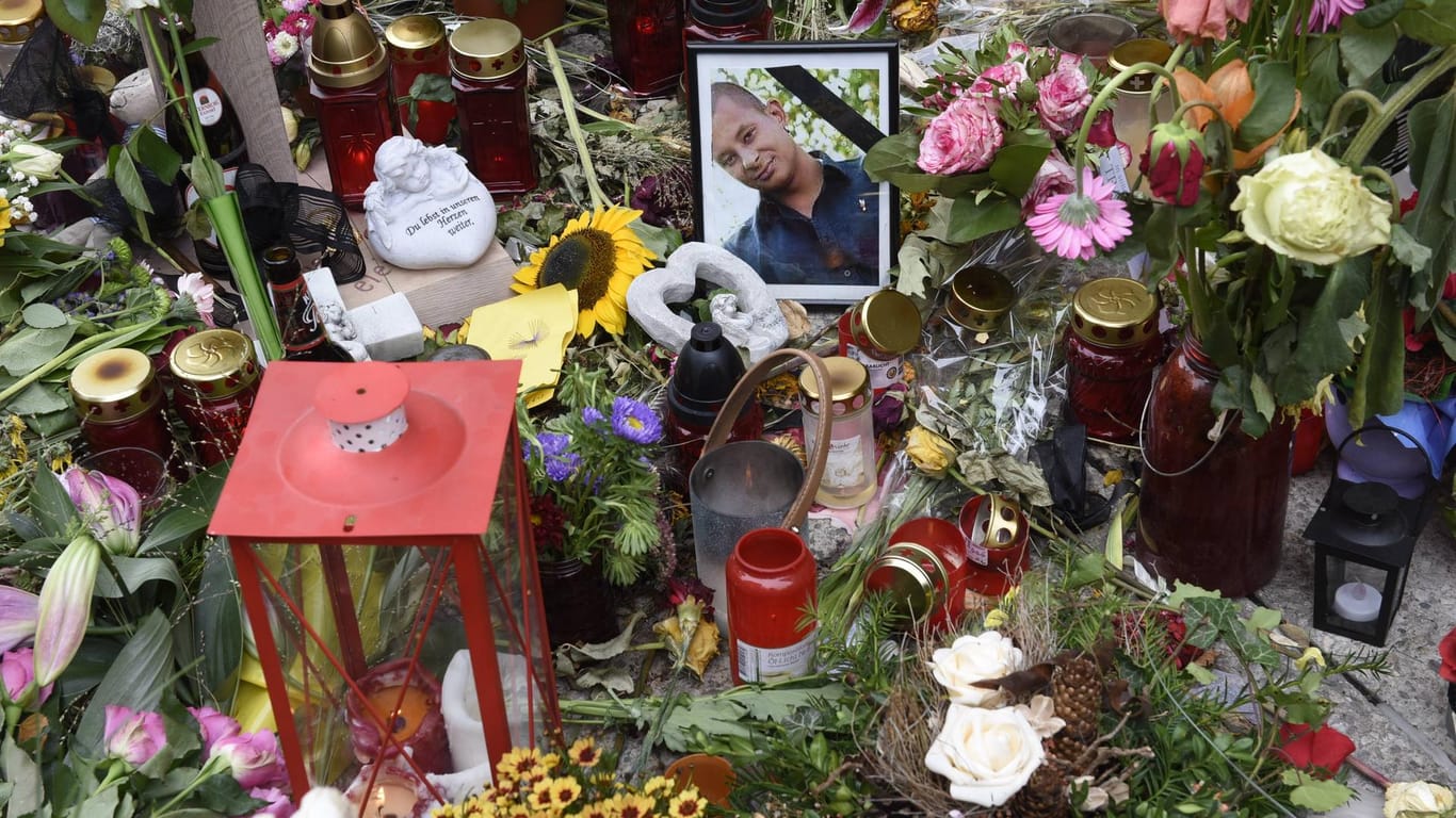 Trauer um Daniel H., der im August in Chemnitz mit Messerstichen getötet wurde: Einer der Tatverdächtigen ist weiter auf der Flucht.