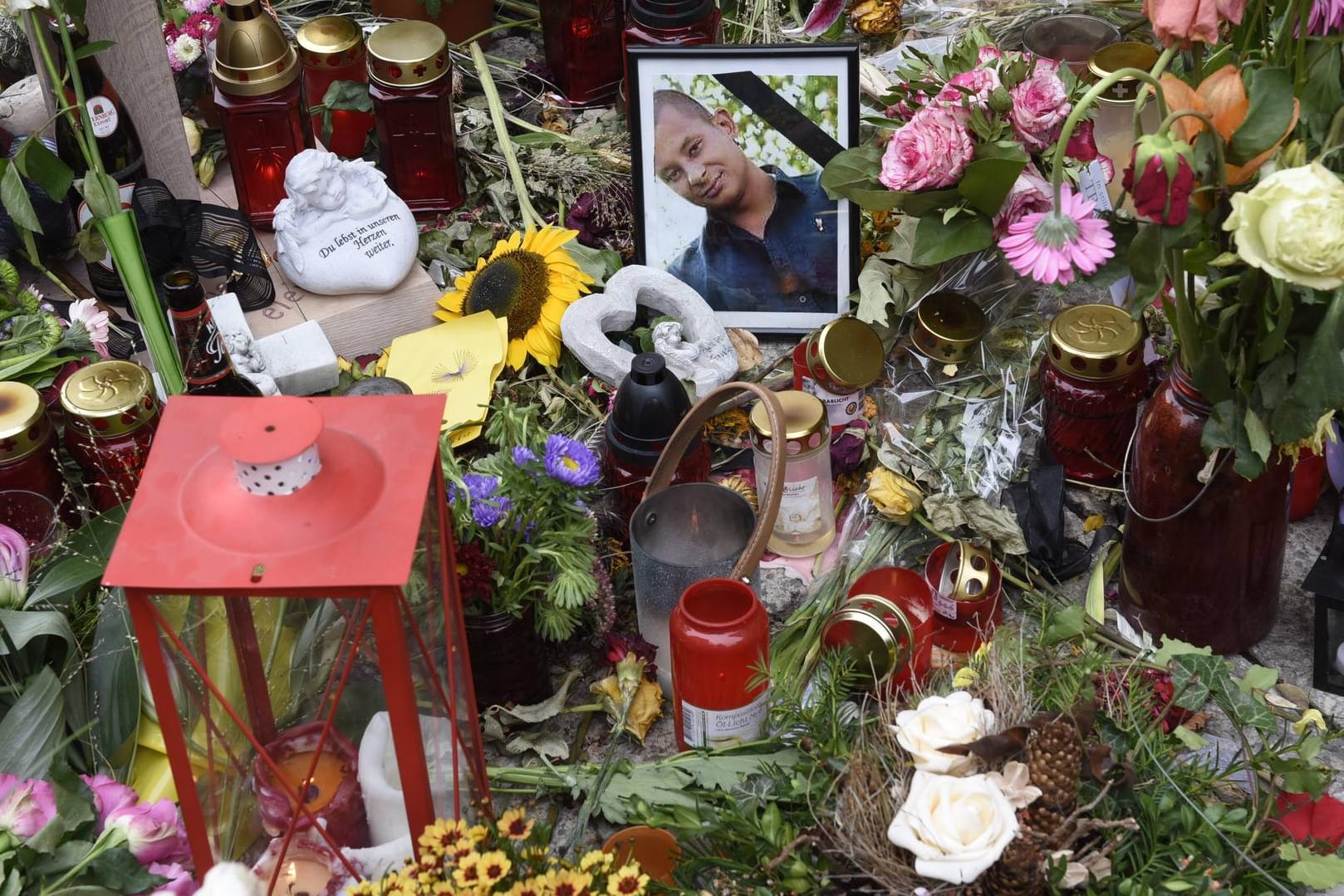 Trauer um Daniel H., der im August in Chemnitz mit Messerstichen getötet wurde: Einer der Tatverdächtigen ist weiter auf der Flucht.