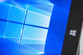 Windows-Logo auf einem Bildschirm: Microsoft hat das Oktober-Update für alle Nutzer freigegeben.