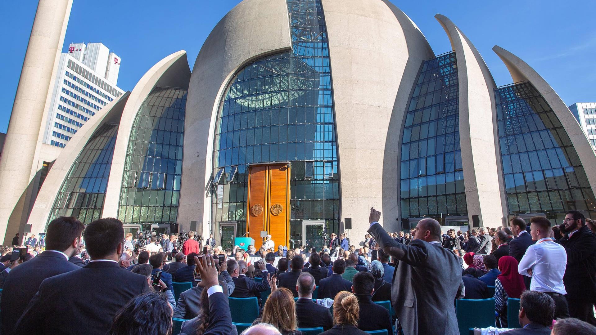 Eröffnung der Ditib-Großmoschee in Köln: Die DITIB-Spitze gilt als Stichwortgeber für die Ablehnung eines "deutschen Islams". Das zeigt, wie problematisch diese Verbandsführung für Deutschland und seine Muslime ist, sagt Kolumnistin Lamya Kaddor.