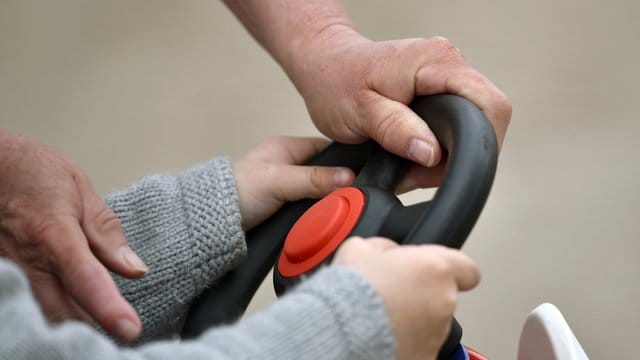 Mit dem Tretauto oder Kettcar ist schnell ein Unfall verursacht. Mit dem Tretauto oder Kettcar ist schnell ein Unfall verursacht.