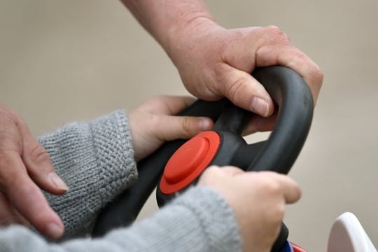 Mit dem Tretauto oder Kettcar ist schnell ein Unfall verursacht.